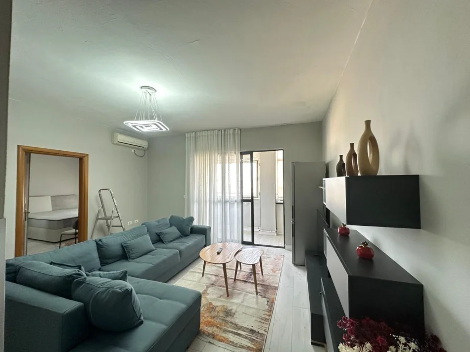 Tirane, jepet me qera apartament 2+1 Kati 8, 80 m² 600 € (Materniteti i ri)