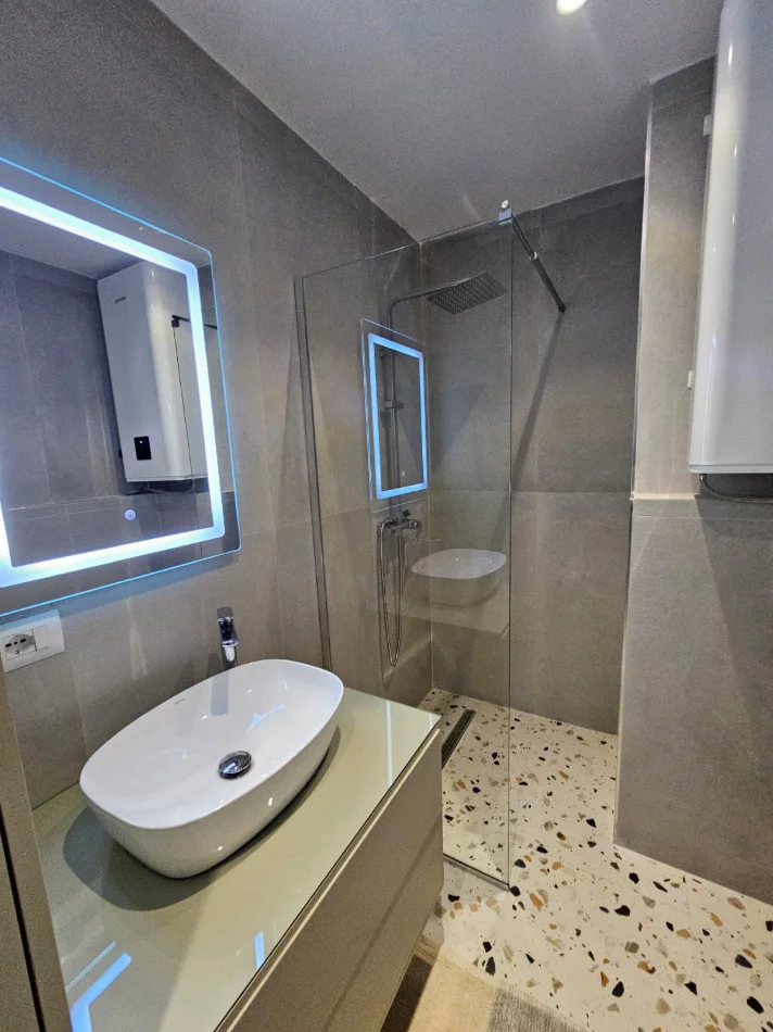 Tirane, jepet me qera apartament 1+1 Kati 8, (5 MAJI)