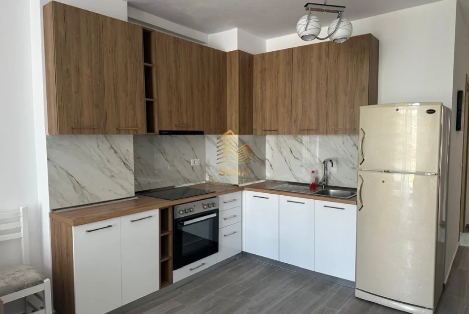 Tirane, jepet me qera apartament 1+1+Ballkon Kati 1, 78 m² 400 € (Rruga 5 Maji)