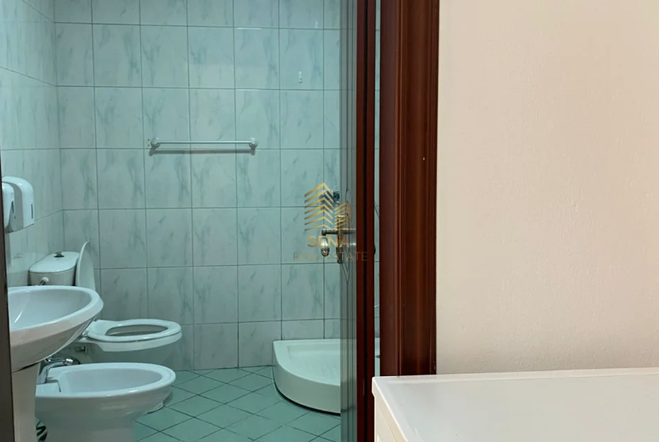 Tirane, jepet me qera apartament 1+1+Ballkon Kati 2, 65 m² 350 € (Yzberisht)