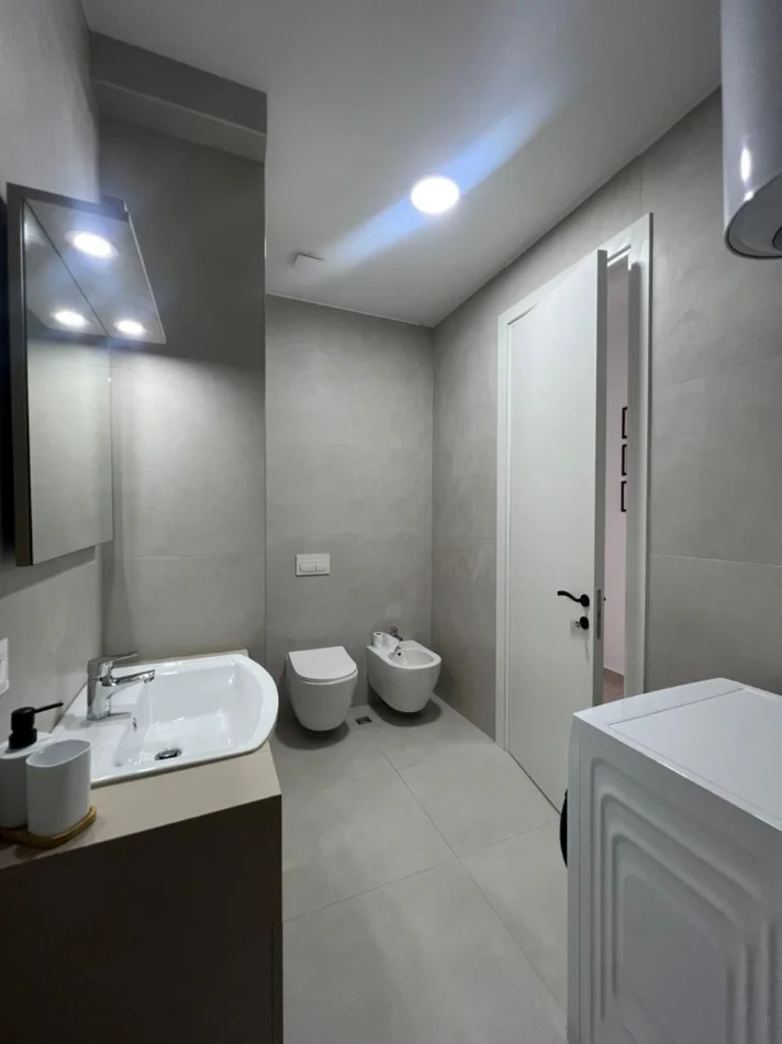 Tirane, jepet me qera apartament 3+1+Ballkon Kati 2, 160 m² 1.450 € (Liqeni i Thatë)