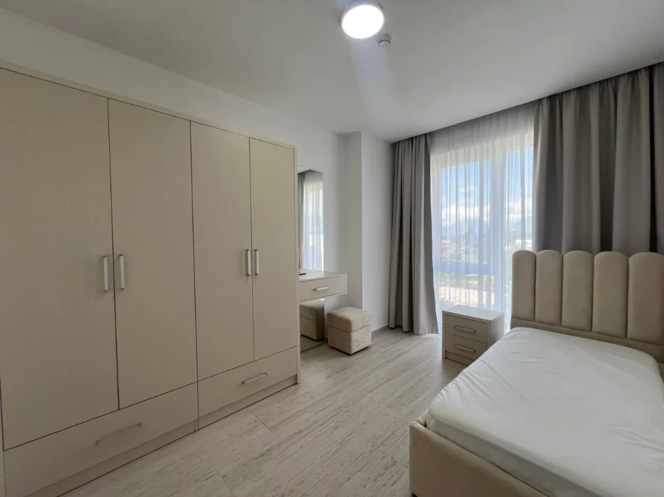 Tirane, jepet me qera apartament 3+1+Ballkon Kati 2, 160 m² 1.450 € (Liqeni i Thatë)