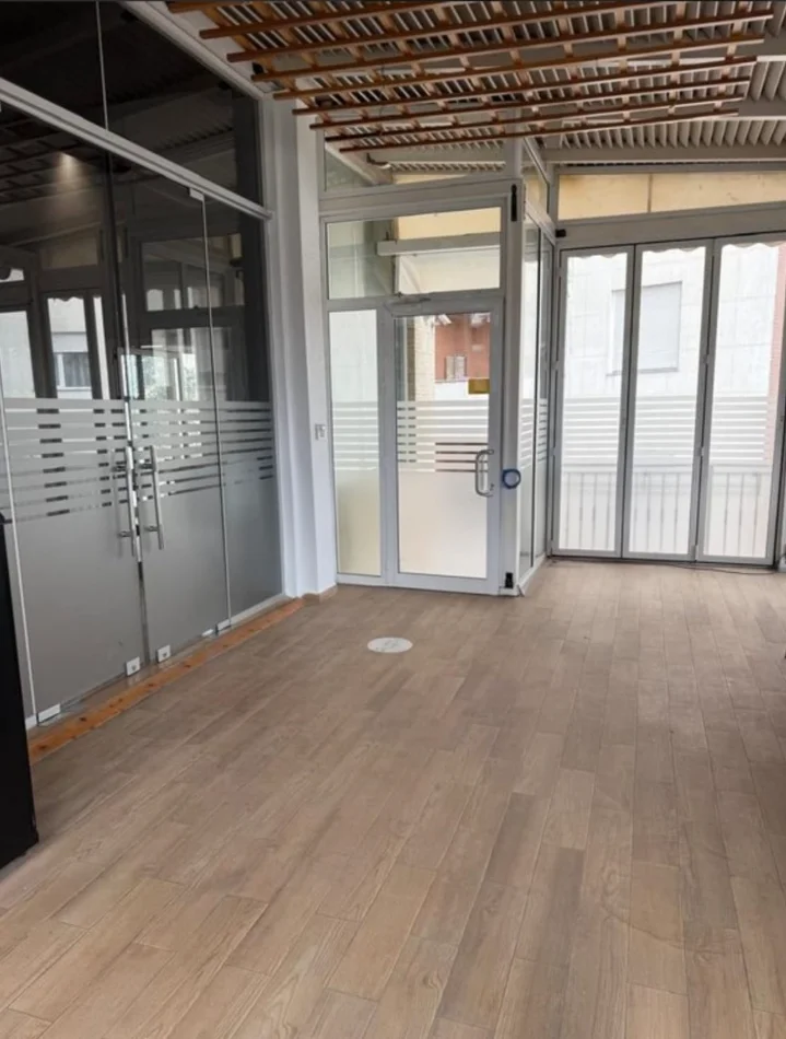 Tirane, jepet me qera zyre Kati 0, 230 m² 1.200 € (Kodra e Diellit 1)