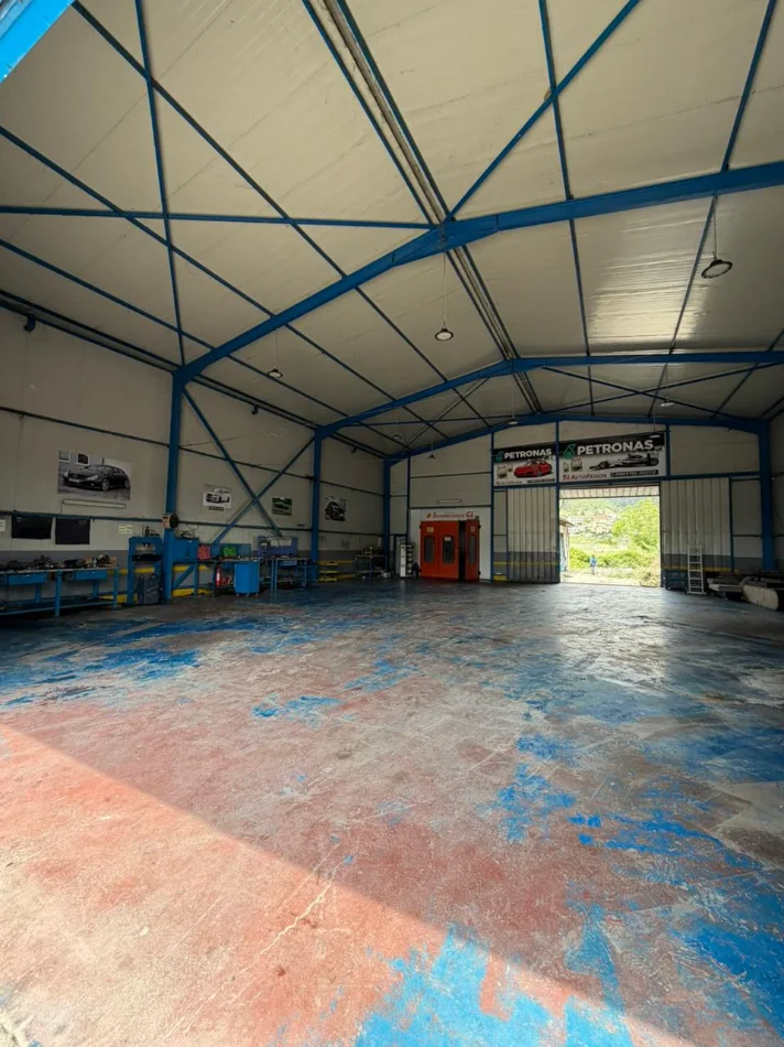 Tirane, jepet me qera magazine Kati 0, 250 m² 3.000 € (Rruga Vaqarr)