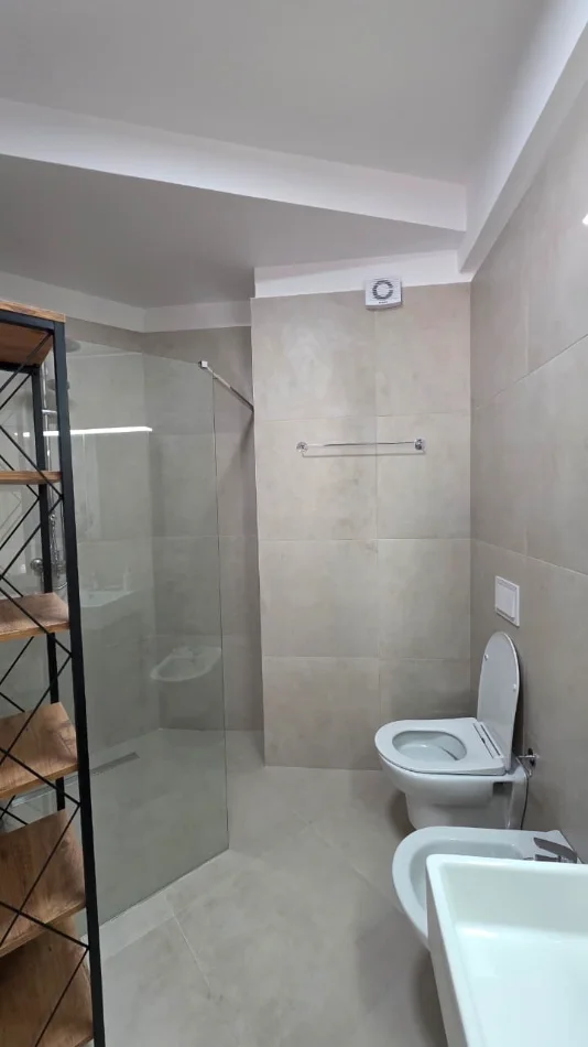 Tirane, jepet me qera apartament 1+1 Liqeni i thate.
