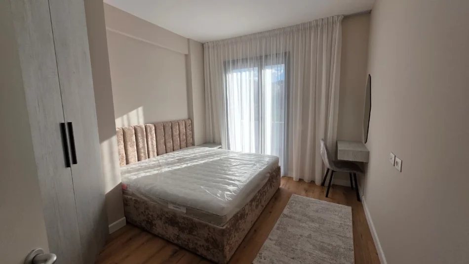 Tirane, jepet me qera apartament 1+1 Liqeni i thate.