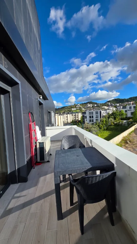 Tirane, jepet me qera apartament 1+1 Liqeni i thate.