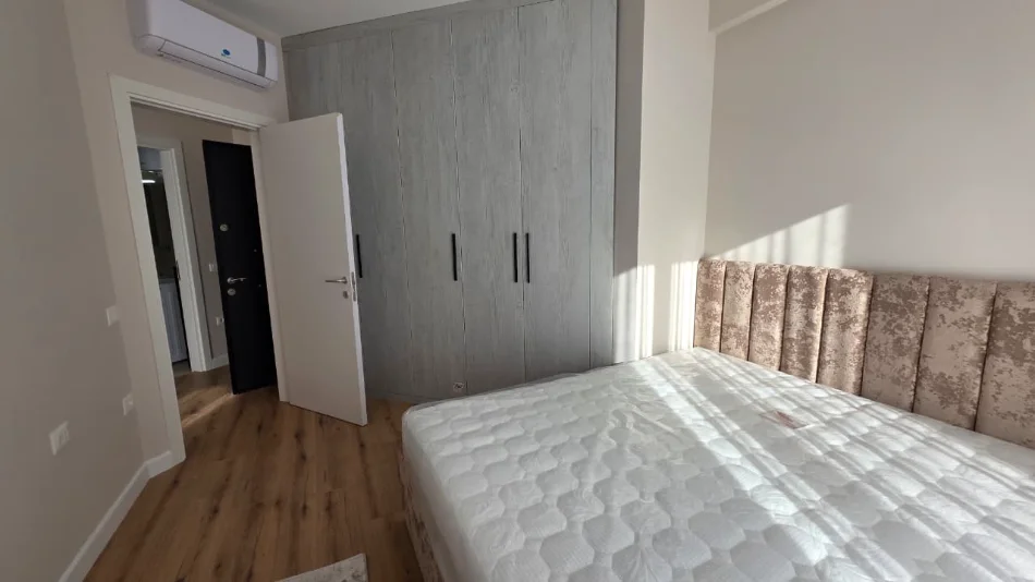 Tirane, jepet me qera apartament 1+1 Liqeni i thate.
