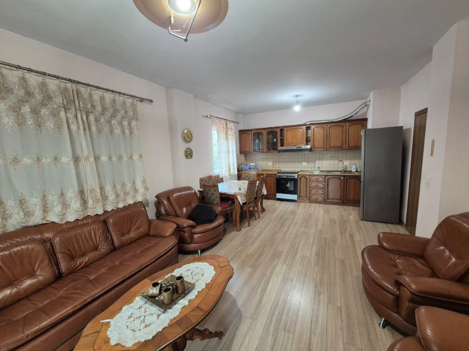 Tirane, jepet me qera apartament 2+1+Ballkon Kati 2, 104 m² 600 € (Komuna Parisit)