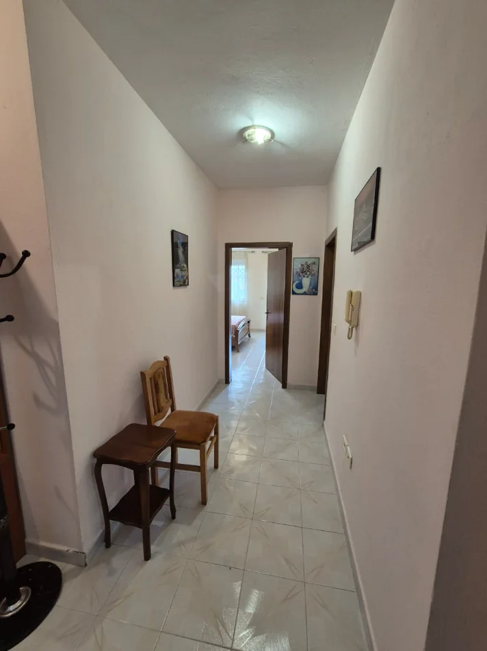 Tirane, jepet me qera apartament 2+1+Ballkon Kati 2, 104 m² 600 € (Komuna Parisit)