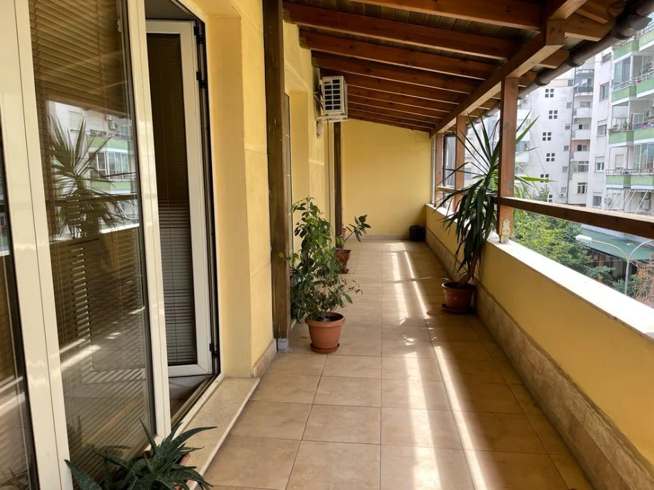 Tirane, jepet me qera ambjent biznesi , 200 m² 780 € (Don Bosko)