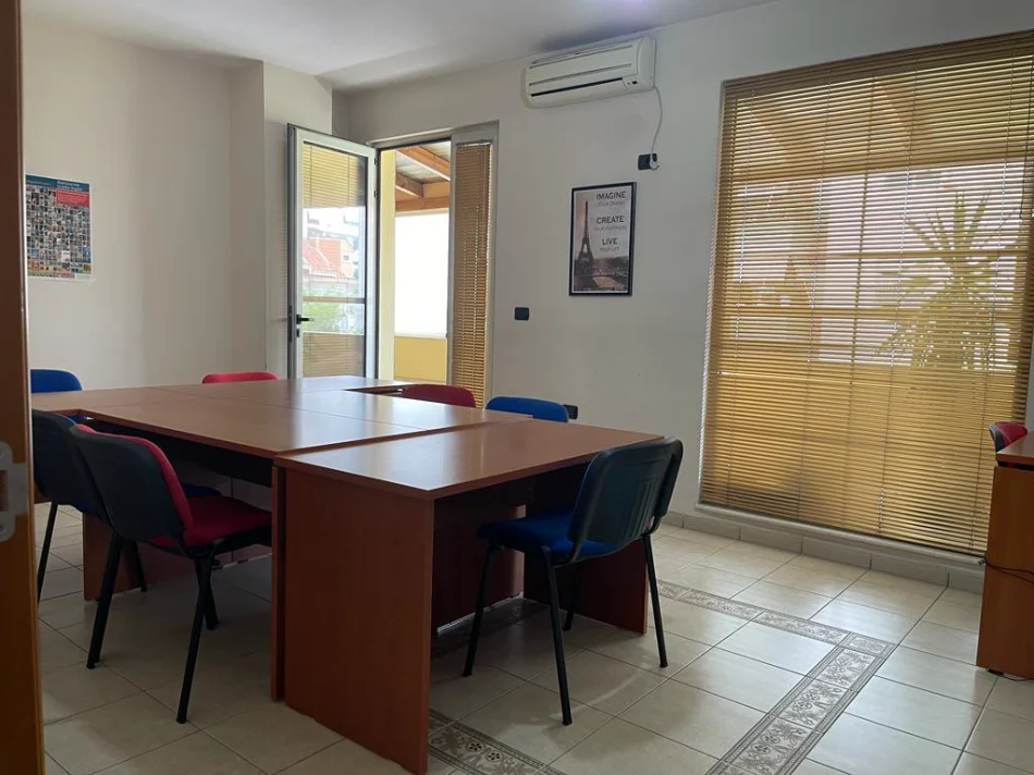 Tirane, jepet me qera ambjent biznesi , 200 m² 780 € (Don Bosko)