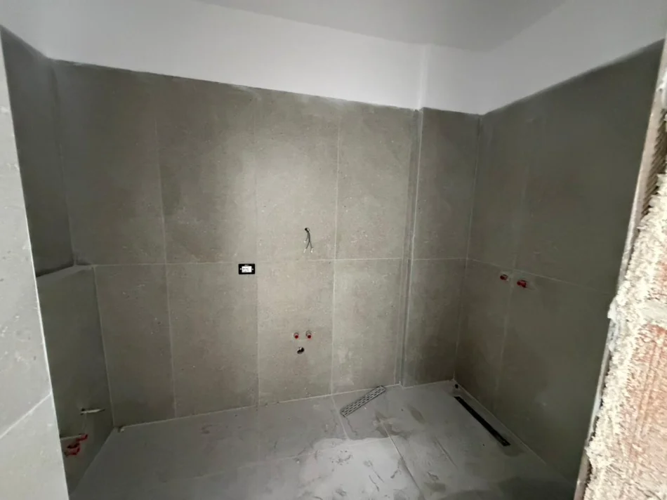 Tirane, shitet apartament 1+1 Kati 5, 57 m² 80.000 € (univers city)