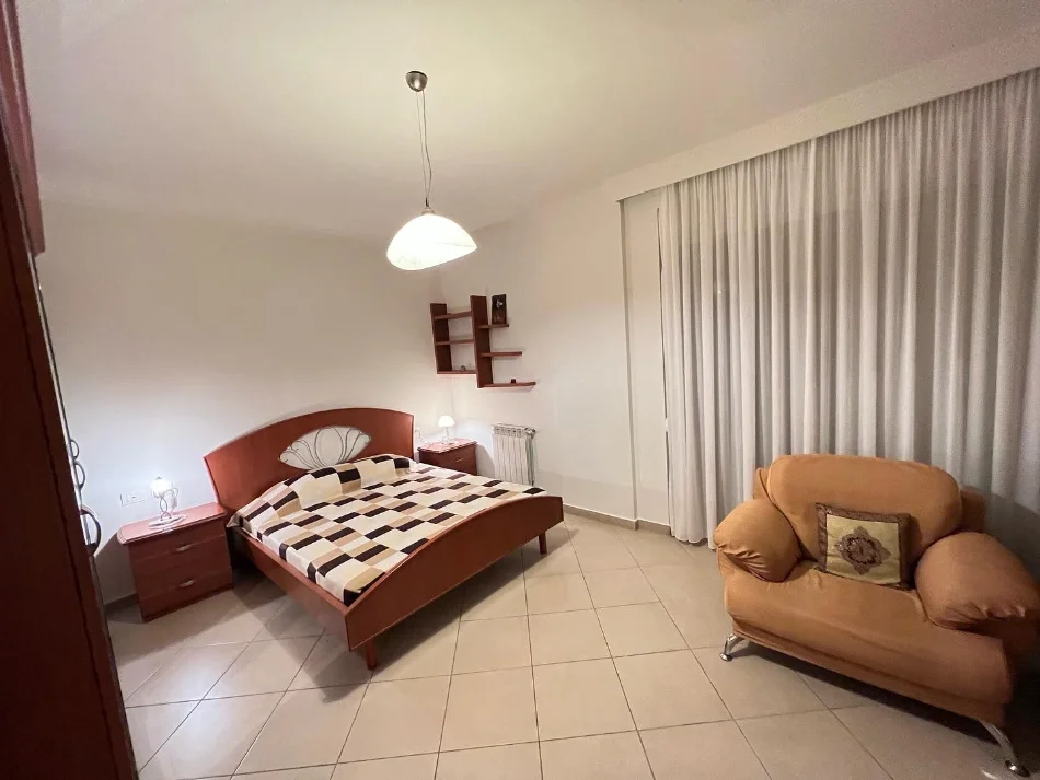 Tirane, jepet me qera apartament 2+1 , 100 m² (RRUGA E KAVAJES)