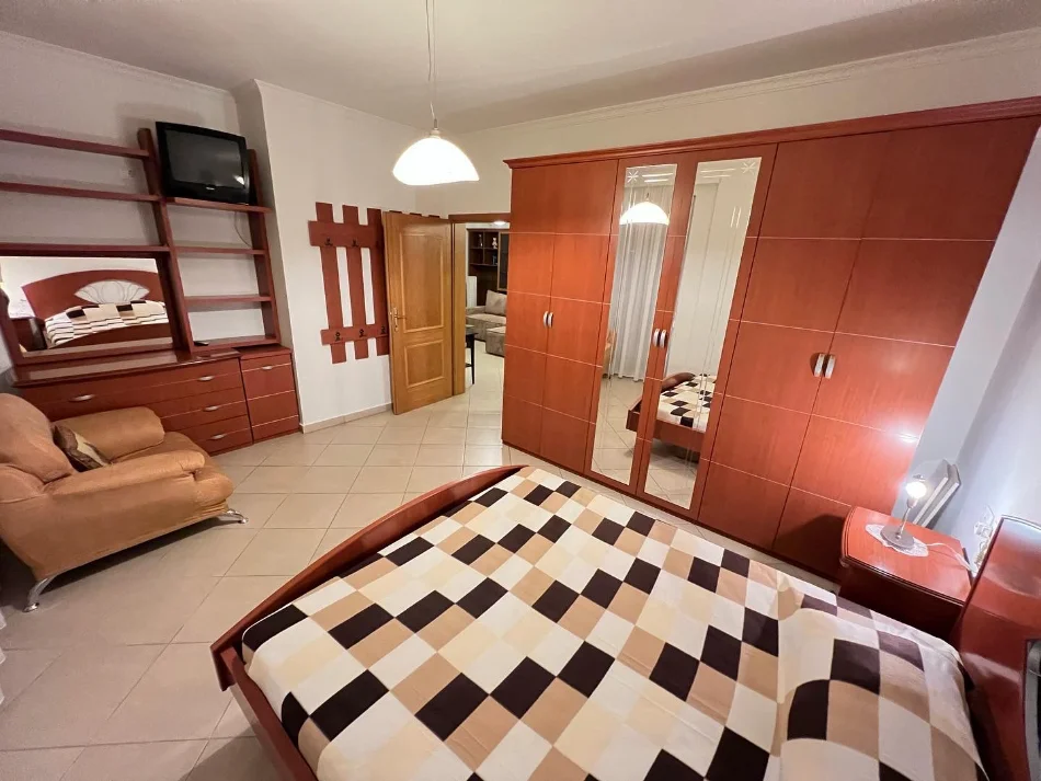 Tirane, jepet me qera apartament 2+1 , 100 m² (RRUGA E KAVAJES)