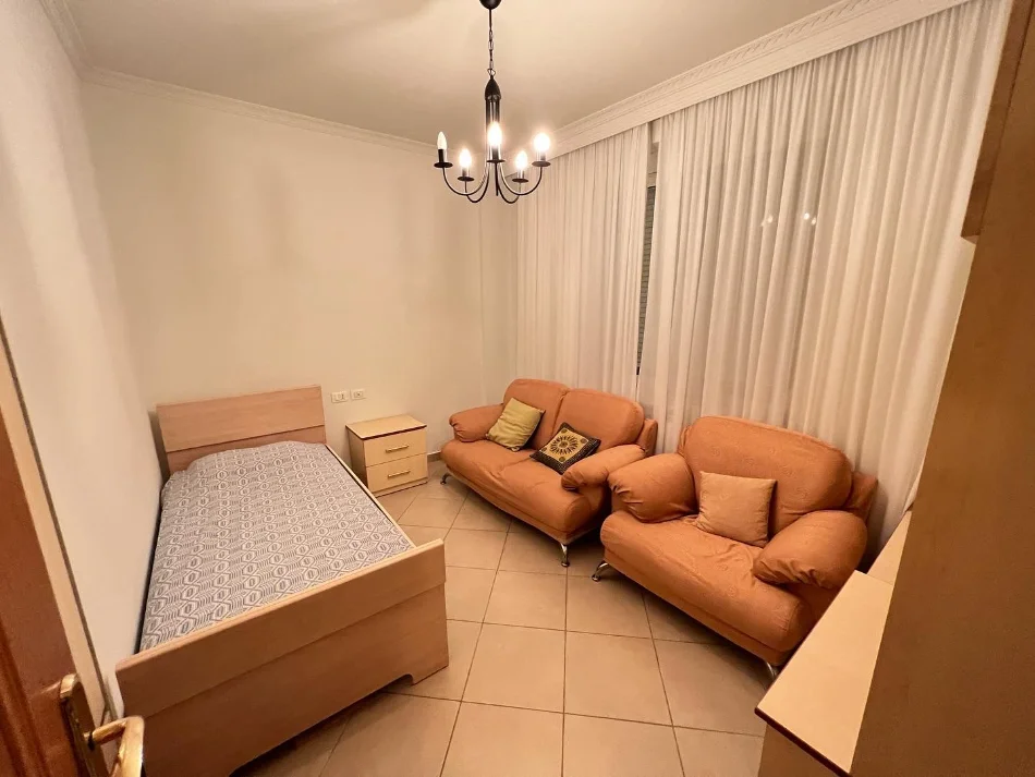 Tirane, jepet me qera apartament 2+1 , 100 m² (RRUGA E KAVAJES)