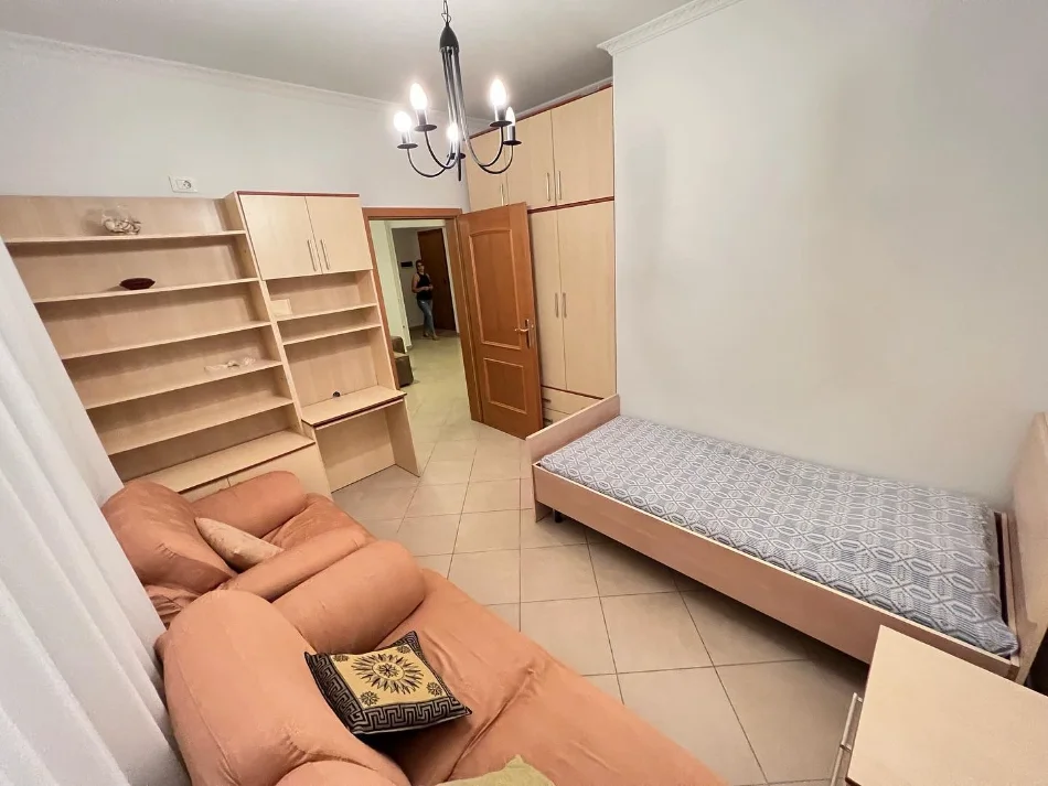 Tirane, jepet me qera apartament 2+1 , 100 m² (RRUGA E KAVAJES)
