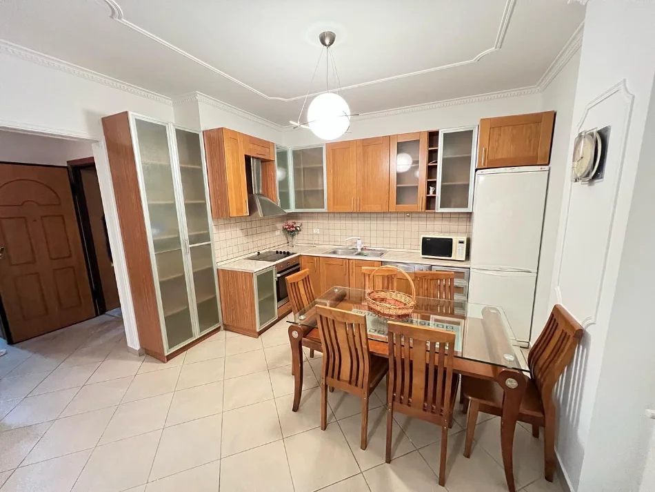 Tirane, jepet me qera apartament 2+1 , 100 m² (RRUGA E KAVAJES)