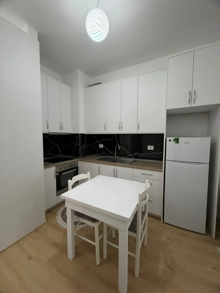 Tirane, jepet me qera apartament 1+1+Ballkon Kati 5, 61 m² 350 € (Kompleksi Kadiu Ali Demi)