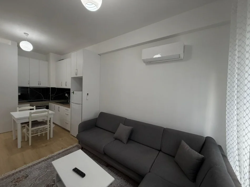Tirane, jepet me qera apartament 1+1+Ballkon Kati 5, 61 m² 350 € (Kompleksi Kadiu Ali Demi)
