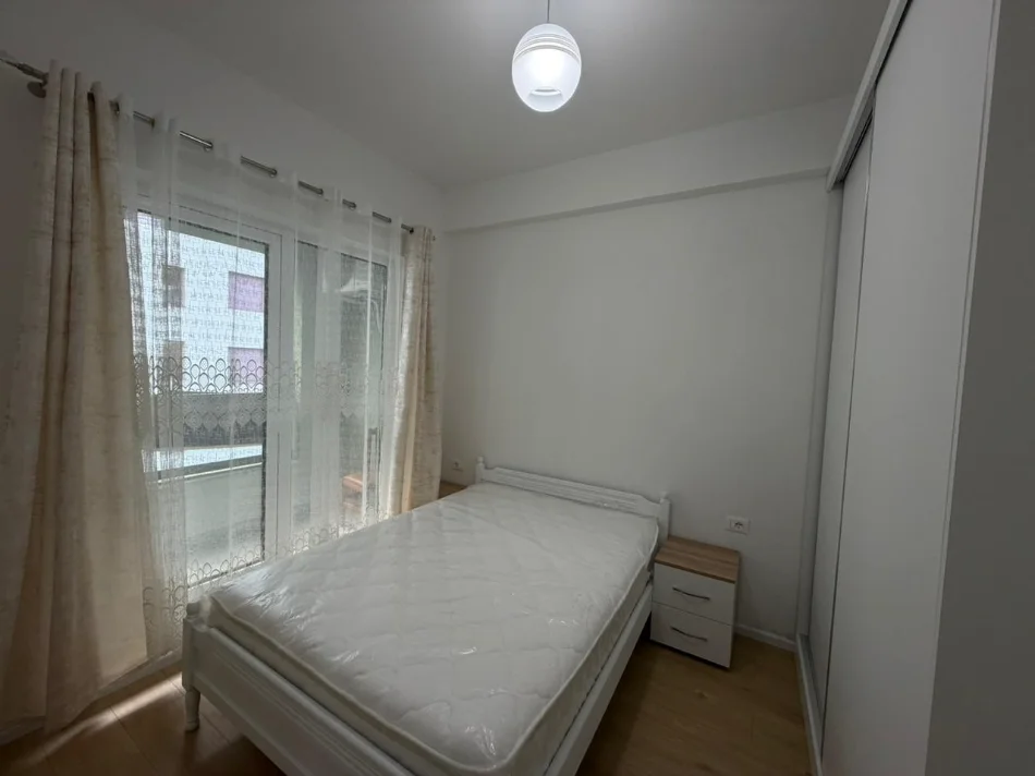 Tirane, jepet me qera apartament 1+1+Ballkon Kati 5, 61 m² 350 € (Kompleksi Kadiu Ali Demi)