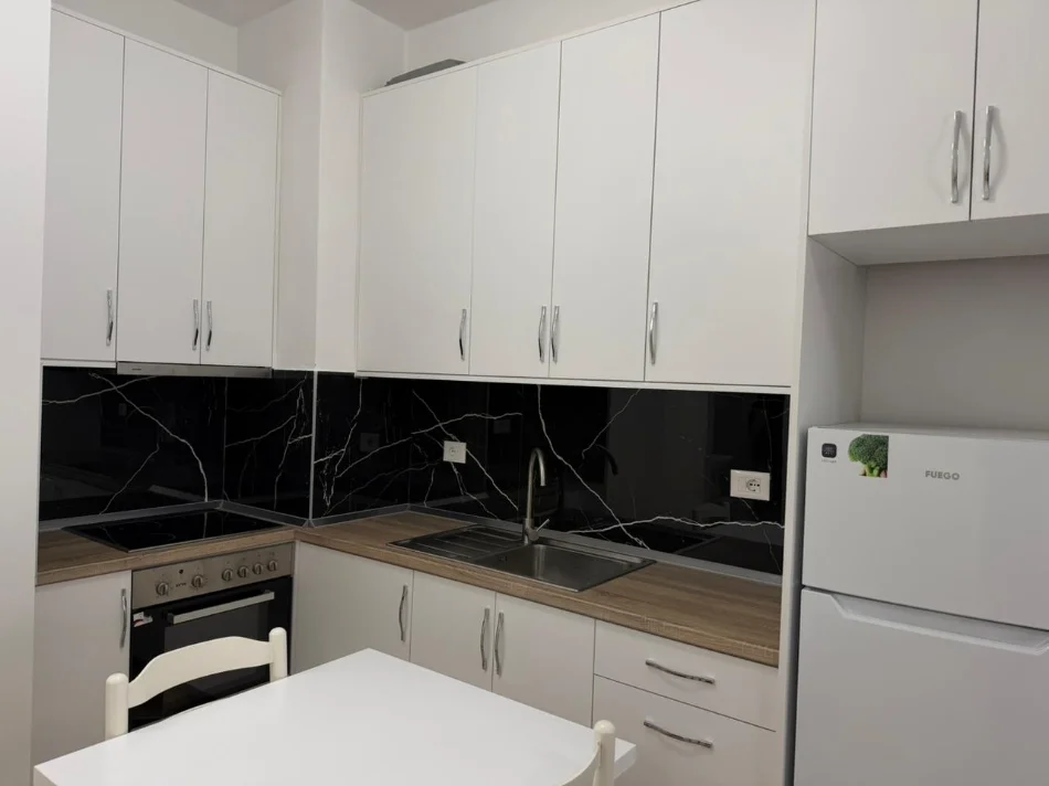 Tirane, jepet me qera apartament 1+1+Ballkon Kati 5, 61 m² 350 € (Kompleksi Kadiu Ali Demi)