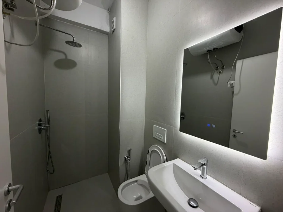 Tirane, jepet me qera apartament 1+1+Ballkon Kati 5, 61 m² 350 € (Kompleksi Kadiu Ali Demi)