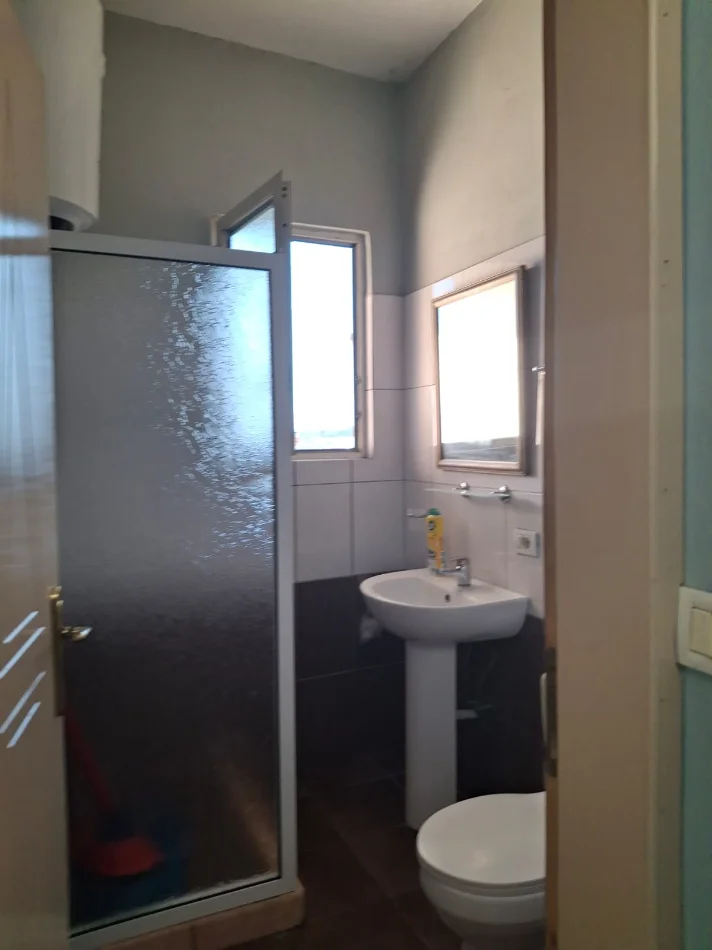 Tirane, jepet me qera apartament 1+1 Kati 2, 60 m² 340 € (Pran Universitetit Evropian)