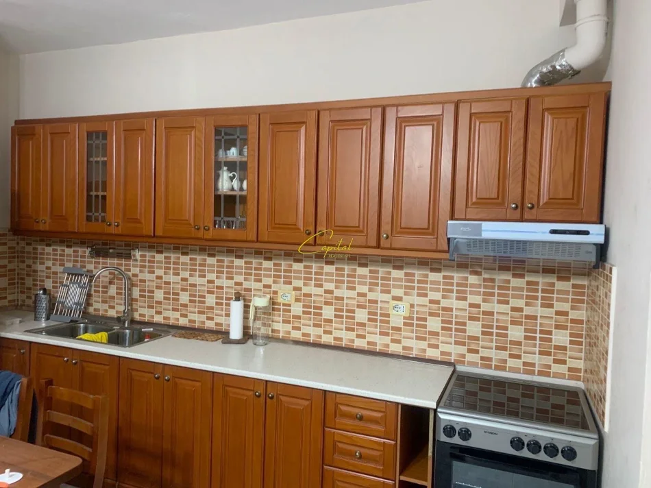Tirane, jepet me qera garsonier 1+1 Kati 1, 75 m² 400 € (VASIL SHANTO)