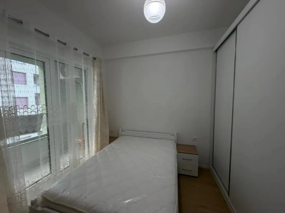 Tirane, jepet me qera apartament 1+1 Kati 5, 350 € (Ali Demi)