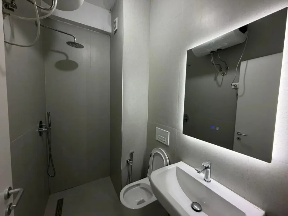 Tirane, jepet me qera apartament 1+1 Kati 5, 350 € (Ali Demi)