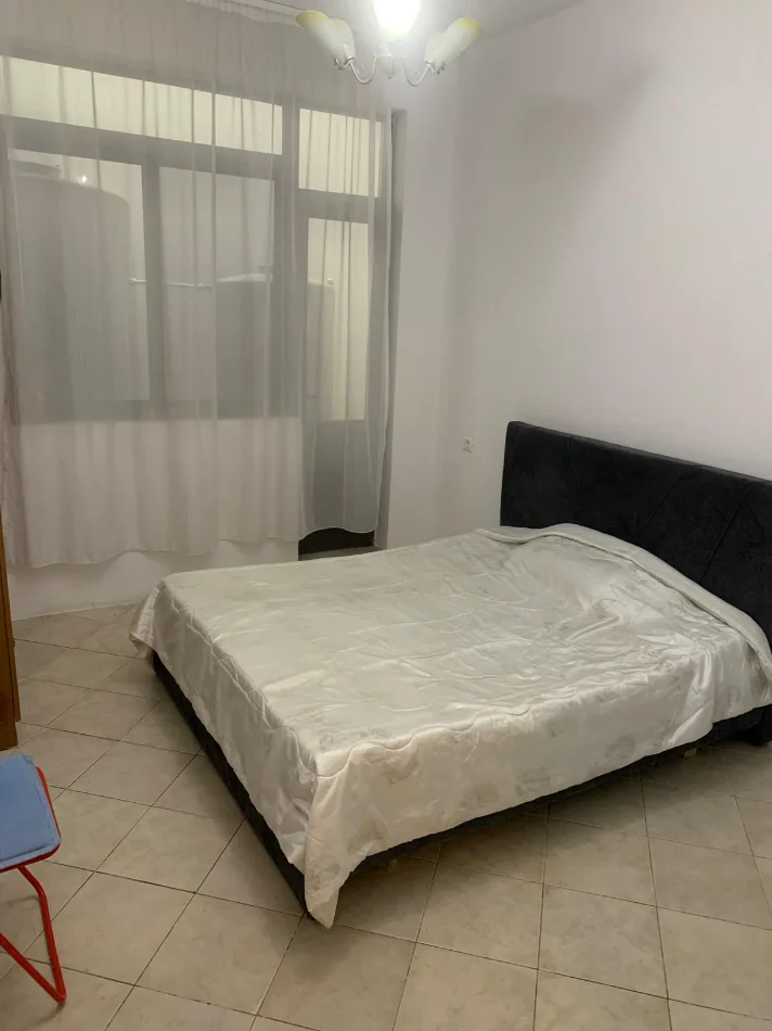 Tirane, jepet me qera apartament 1+1 Kati 1, 60 m² 300 € (Rrethrotullimi i Shkozes)