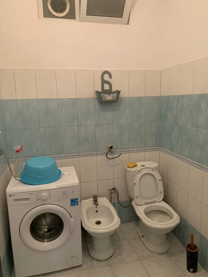 Tirane, jepet me qera apartament 1+1 Kati 1, 60 m² 300 € (Rrethrotullimi i Shkozes)