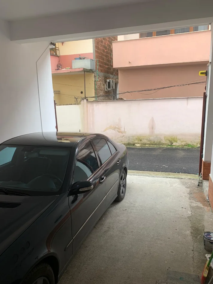 Tirane, jepet me qera apartament 1+1 Kati 1, 60 m² 300 € (Rrethrotullimi i Shkozes)