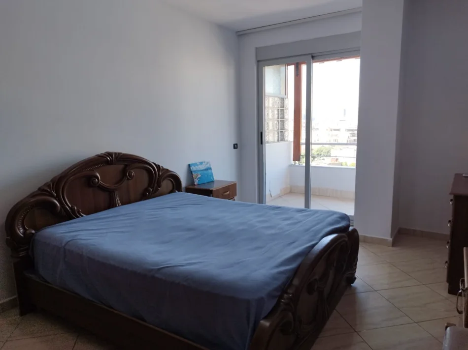 Tirane, jepet me qera apartament 2+1+Ballkon Kati 5, 100 m² 500 € (xhamllik)