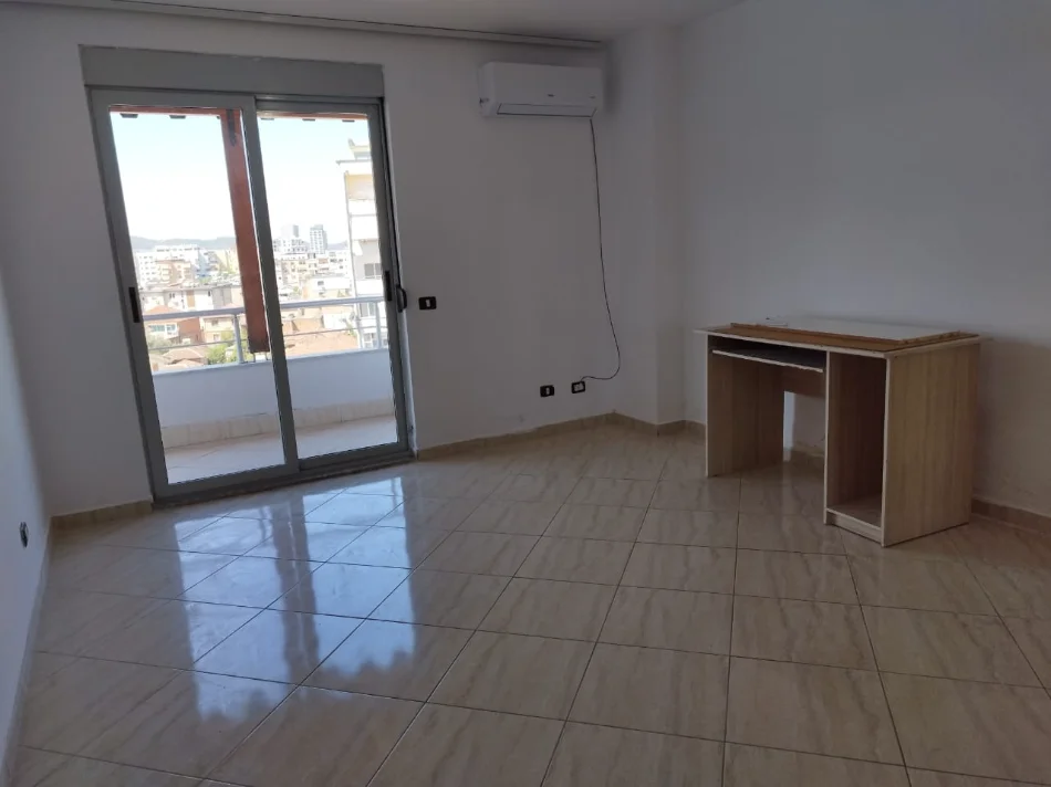 Tirane, jepet me qera apartament 2+1+Ballkon Kati 5, 100 m² 500 € (xhamllik)