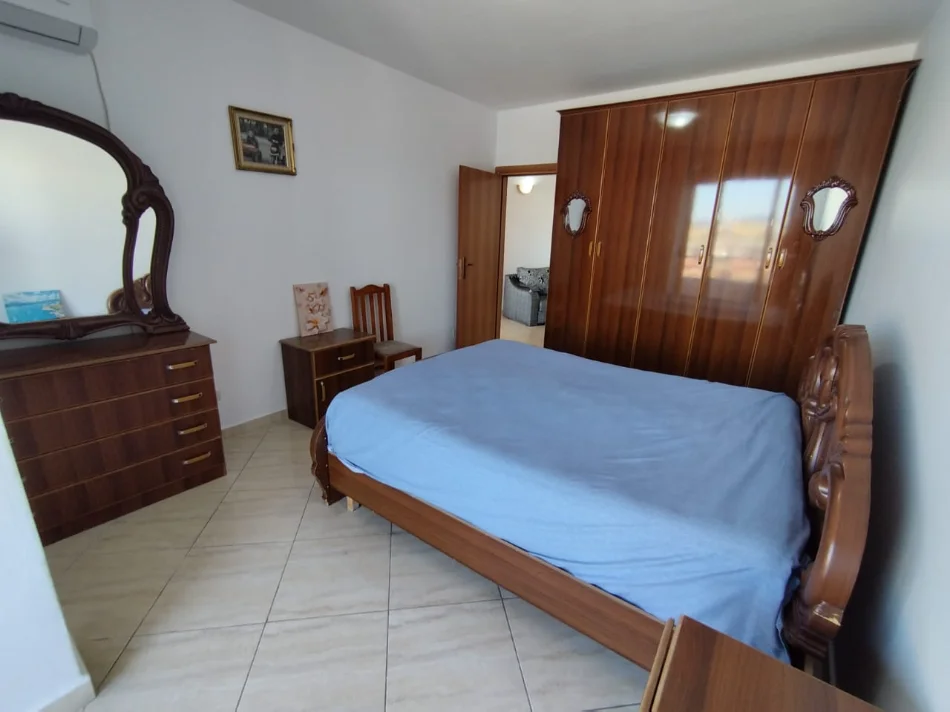 Tirane, jepet me qera apartament 2+1+Ballkon Kati 5, 100 m² 500 € (xhamllik)