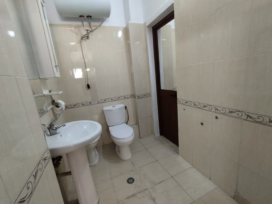 Tirane, jepet me qera apartament 2+1+Ballkon Kati 5, 100 m² 500 € (xhamllik)