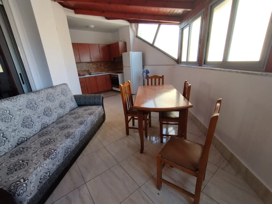 Tirane, jepet me qera apartament 2+1+Ballkon Kati 5, 100 m² 500 € (xhamllik)