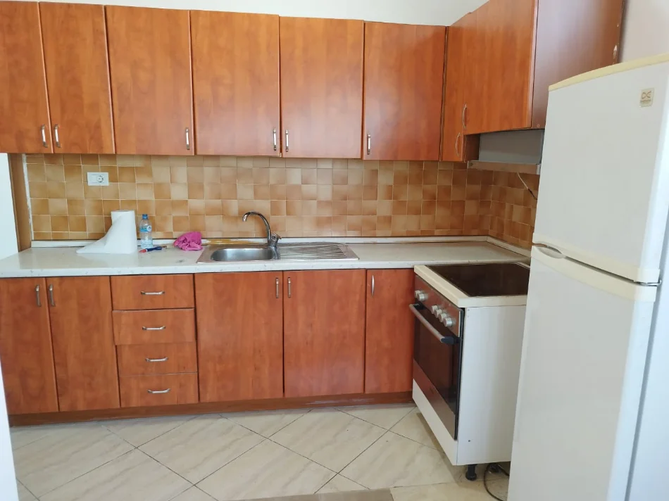 Tirane, jepet me qera apartament 2+1+Ballkon Kati 5, 100 m² 500 € (xhamllik)