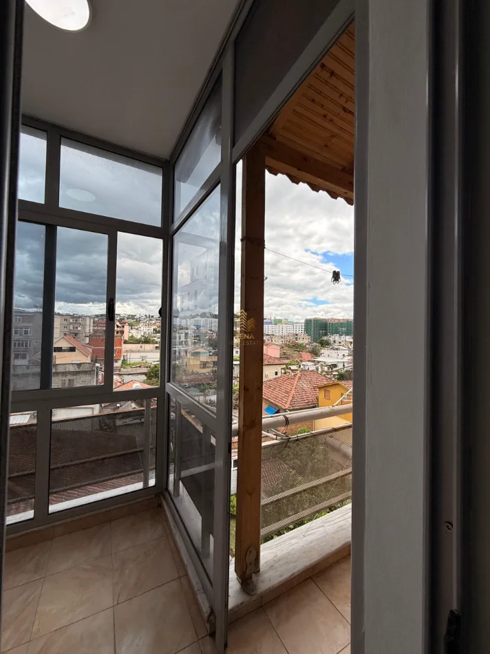 Tirane, shitet apartament 1+1+Ballkon Kati 5, 64 m² 135.000 € (Rruga Ali Demi)