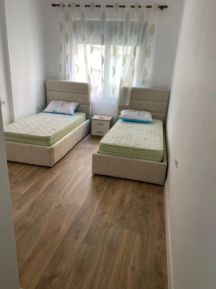 Tirane, jepet me qera apartament 2+1 Kati 2, 90 m² 600 € (Brryli)
