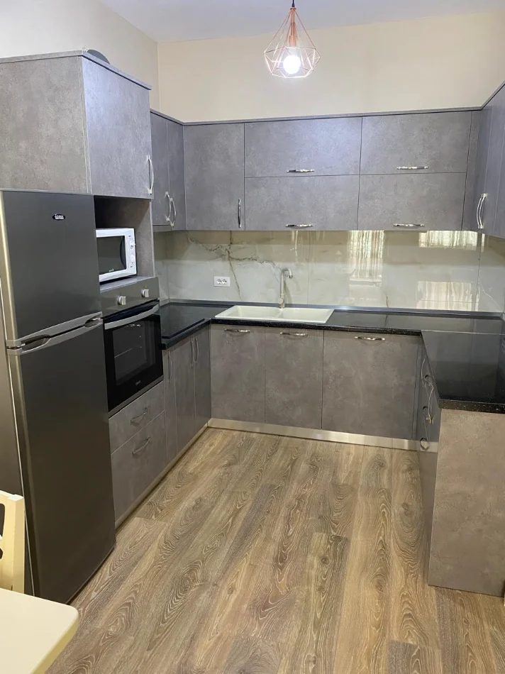 Tirane, jepet me qera apartament 2+1 Kati 2, 90 m² 600 € (Brryli)