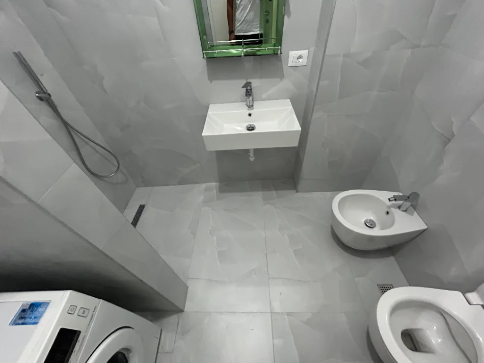 Tirane, jepet me qera apartament 2+1 Kati 4, 500 € (Ali Demi)