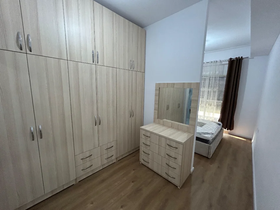 Tirane, jepet me qera apartament 2+1 Kati 4, 500 € (Ali Demi)