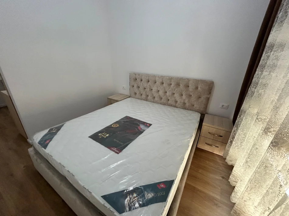 Tirane, jepet me qera apartament 2+1 Kati 4, 500 € (Ali Demi)