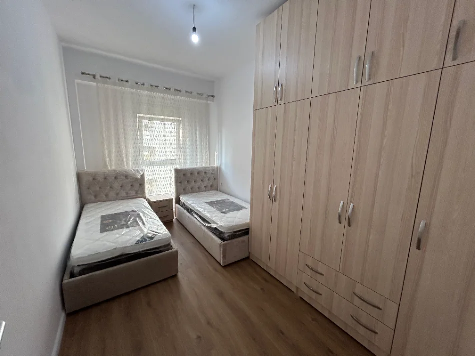 Tirane, jepet me qera apartament 2+1 Kati 4, 500 € (Ali Demi)