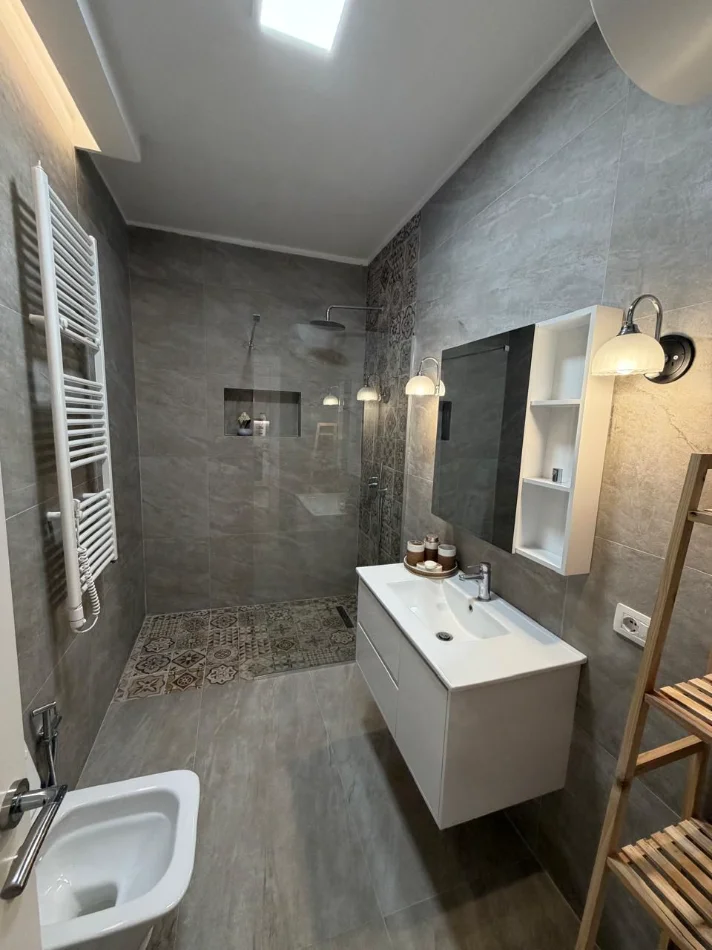 Tirane, jepet me qera apartament 1+1 , 63 m² 590 € (univers city)