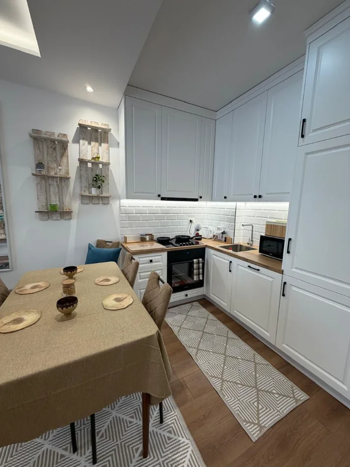 Tirane, jepet me qera apartament 1+1 , 63 m² 590 € (univers city)