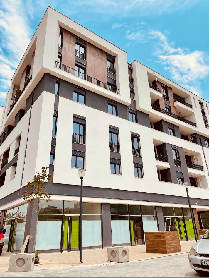 Tirane, jepet me qera apartament 1+1 Kati 3, 76 m² 400 € (Shkoze)